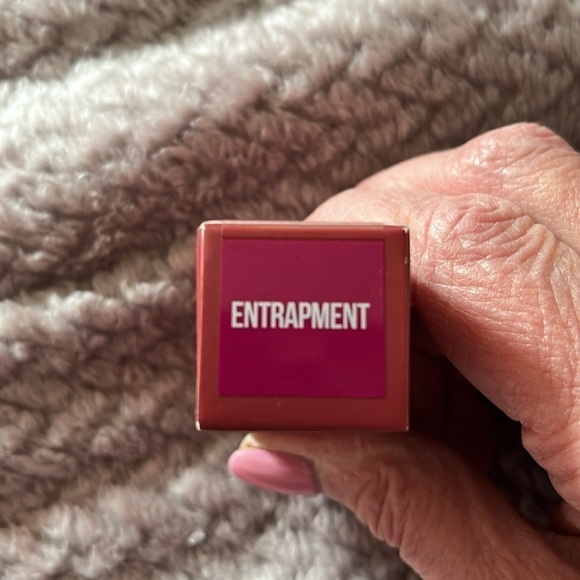 NWT Jeffree Star Velvet Trap Lipstick Color Entrapment - Picture 2 of 6